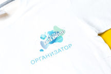 Белые футболки с логотипом в виде голубых клякс