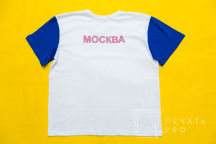Белые футболки с текстом «Москва»