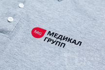 Серые футболки-поло с логотипом «МЕДИКАЛ ГРУПП»