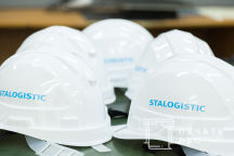 Белые пластиковые каски с надписью и логотипом «STALOGISTIC»