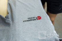 Серые футболки-поло с логотипом «МЕДИКАЛ ГРУПП»